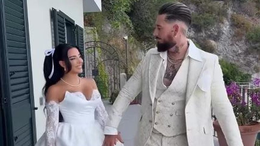 Erster Hochzeitstag: Leyla und Mike Heiter tanzen im Regen
