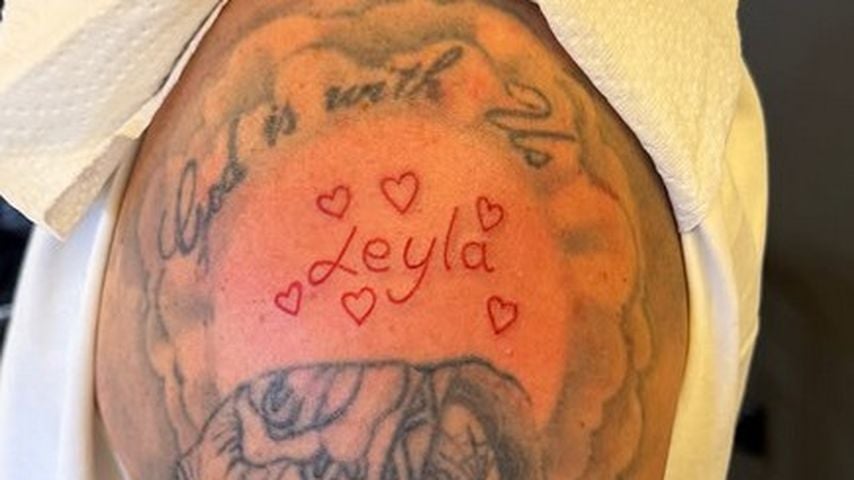 Mike zeigt stolz sein Tattoo