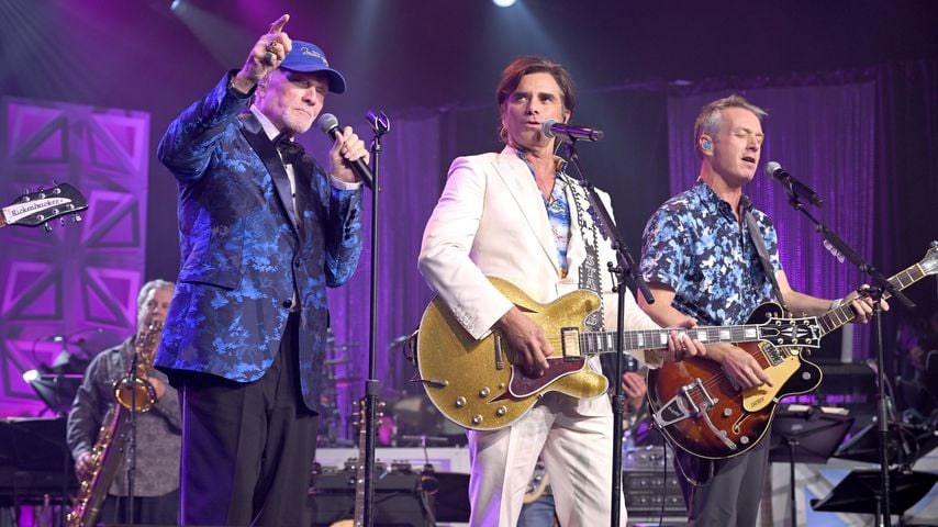 Mike Love und John Stamos treten mit den Beach Boys bei der Aufnahmezeremonie der Songwriters Hall of Fame 2025 in New York auf