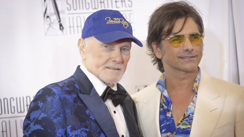 Mike Love und John Stamos bei der Gala der Songwriters Hall of Fame am 12. Juni 2025 in New York