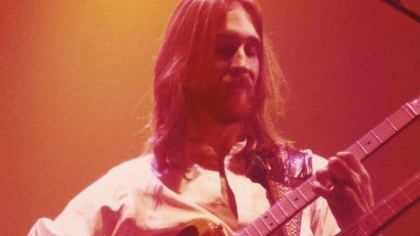 Mike Rutherford spielt Gitarre