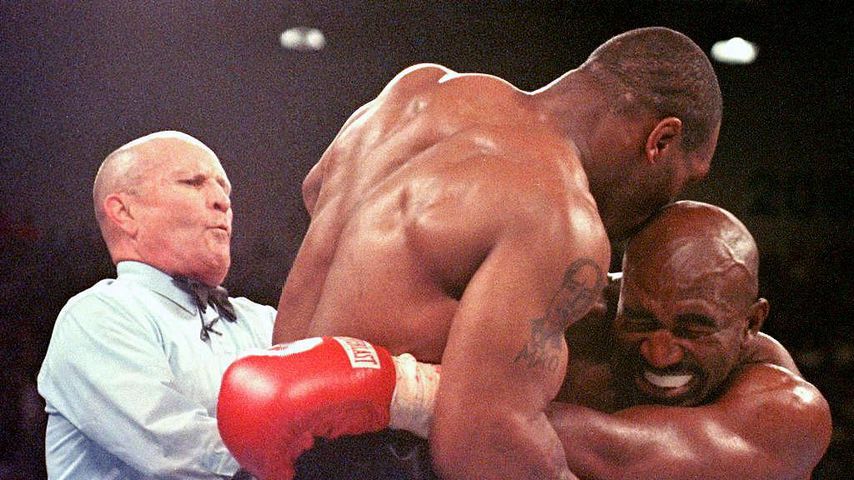 Mike Tyson und Evander Holyfield bei ihrem Kampf im Jahr 1997