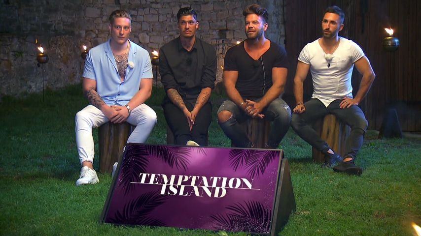 Mike, Yasin, Marcus und Fabio beim zweiten "Temptation Island"-Lagerfeuer