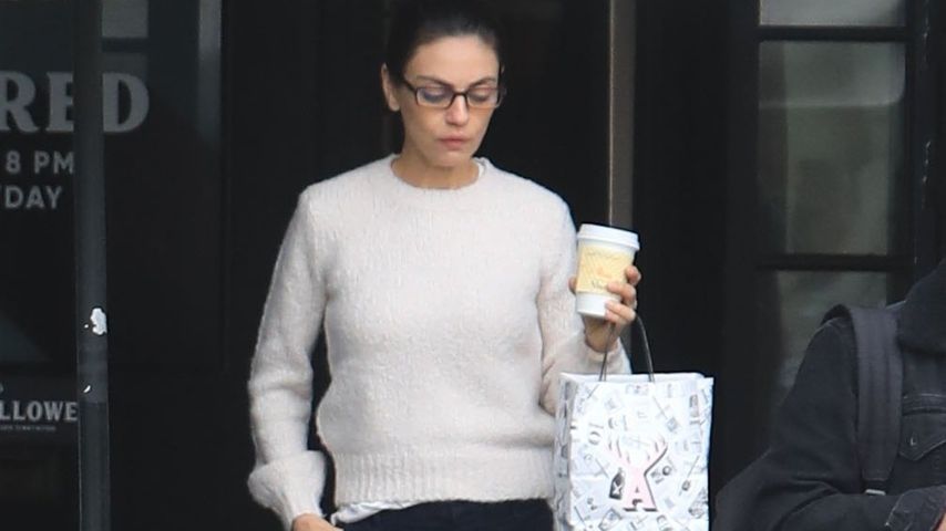 Mila Kunis vor einem Coffeeshop in Los Angeles