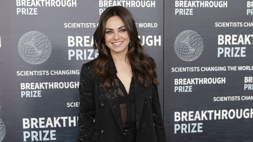 Mila Kunis überrascht mit neuer Haarfarbe bei Spaziergang