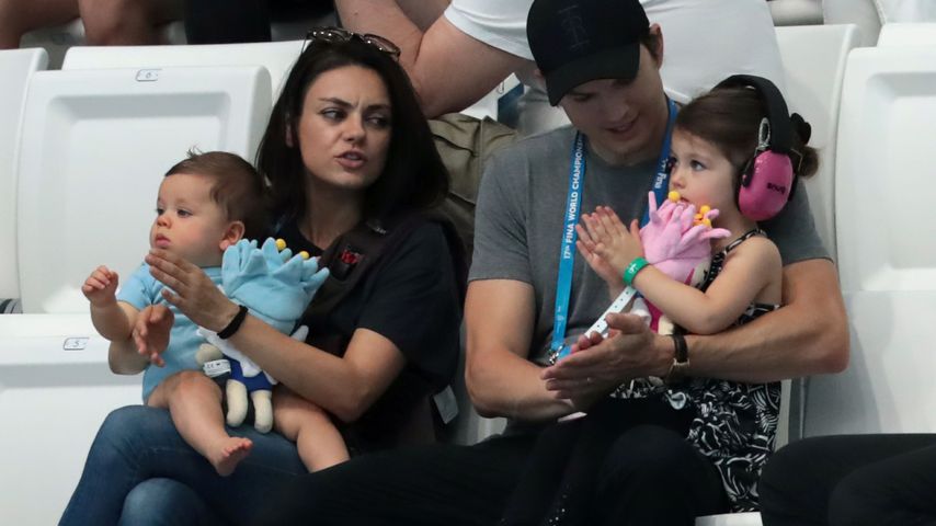 Mila Kunis, Ashton Kutcher und ihre Kinder Dimitri und Wyatt bei der Schwimm-WM in Budapest 2017