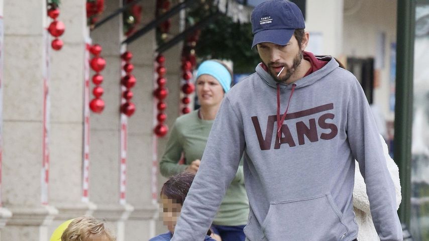 Mila Kunis und Ashton Kutcher mit ihren Kindern Wyatt und Dimitri in Los Angeles