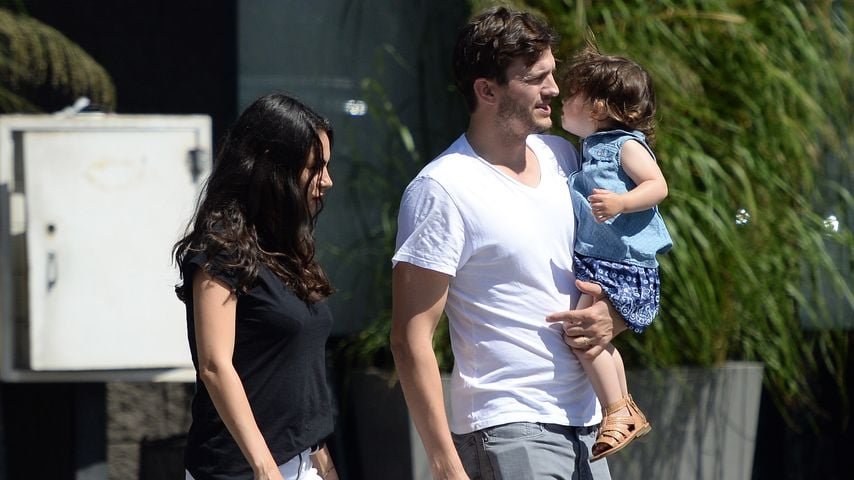 Schwangere Mila Kunis: Versteckt sie hier ihren Baby-Bauch?