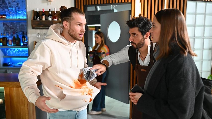 Milan Hafner (Vitali Huk), Valea (Antonia Kolano, hinten), Matteo (Riccardo Angelini), Lucie (Julia Wiedemann) bei "Alles was zählt"