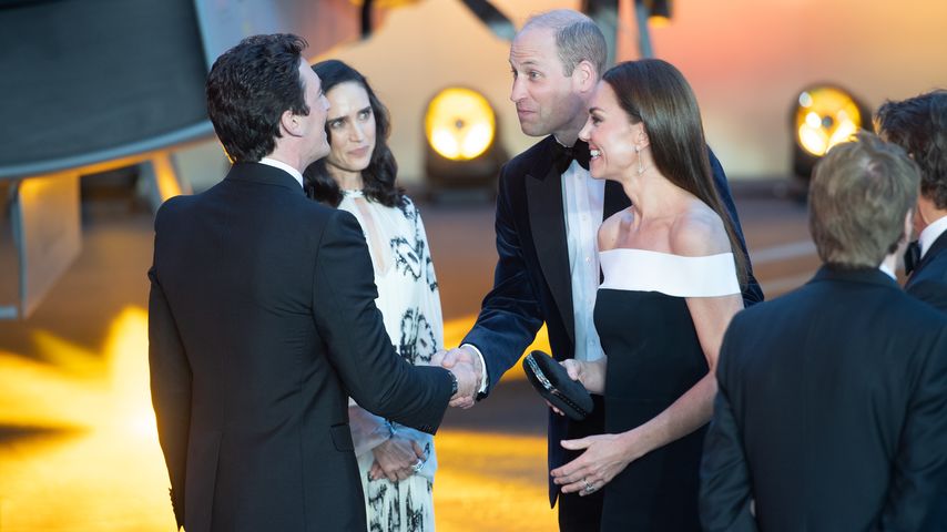 Miles Teller mit Prinz William und Prinzessin Kate bei der "Top Gun"-Premiere