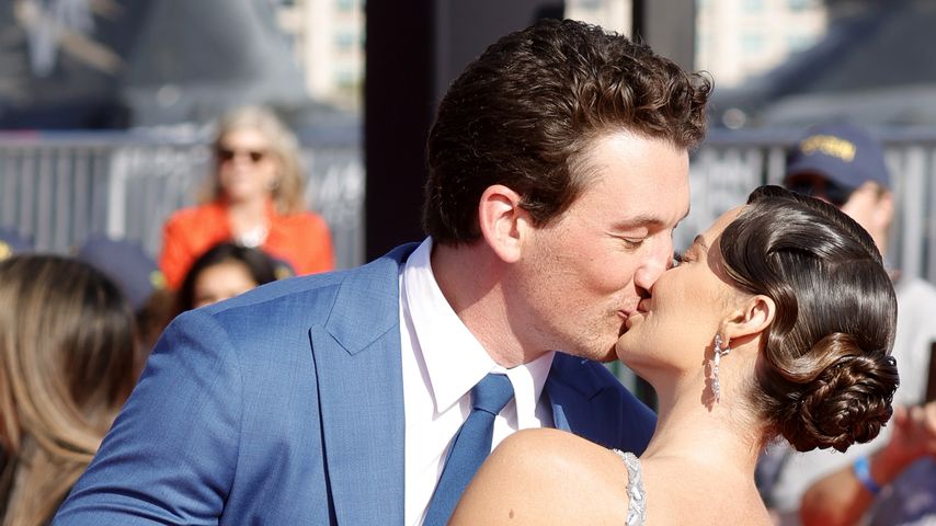 Süßer Moment: Miles Teller knutscht auf "Top Gun"-Premiere
