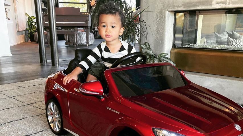 "Hey Ladies": Chrissy Teigen teilt niedliches Charmeur-Bild