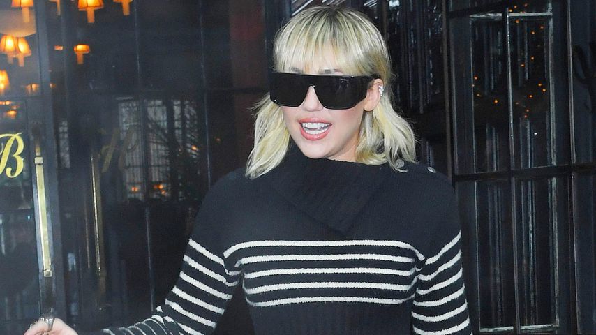 Im Mustermix und bauchfrei: Miley Cyrus spaziert durch NY