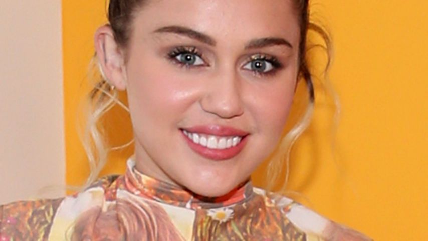 Miley Cyrus simst in der Kirche und erhält Strafpredigt