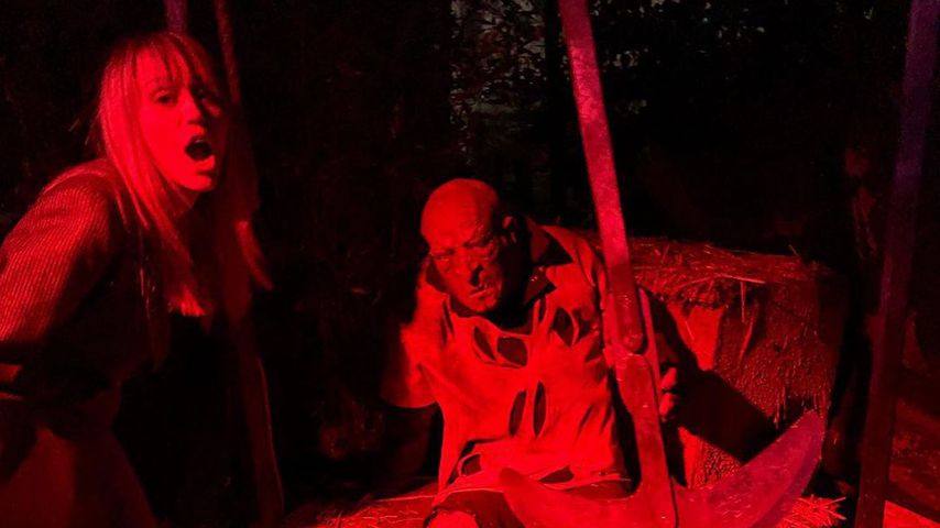 Miley Cyrus in einem Horror-Freizeitpark im Oktober 2019