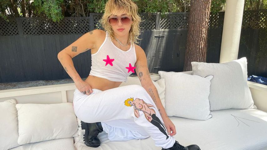 Ganz ohne BH: Hier trägt Miley Cyrus ein transparentes Top