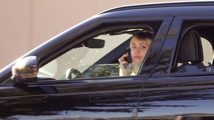 Gibt das Ärger? Miley Cyrus mit Handy am Steuer erwischt