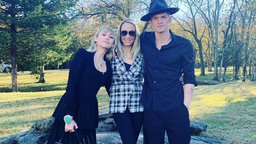 Mit Cody: Miley Cyrus total happy auf Hochzeit ihres Bruders
