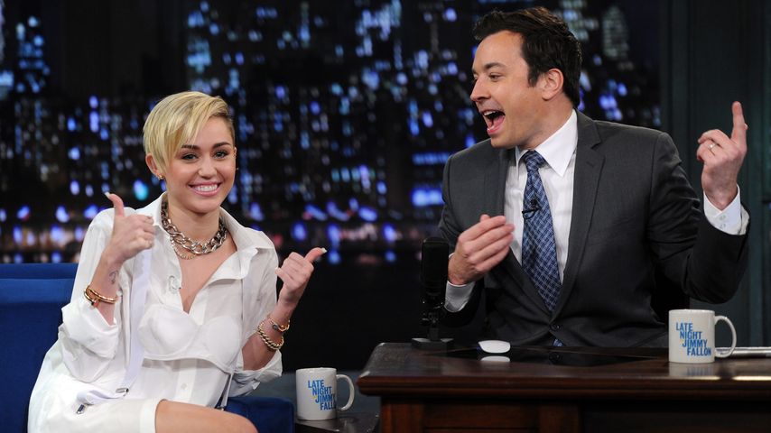 Lustig! Miley Cyrus rasiert Jimmy Fallon den Vollbart ab