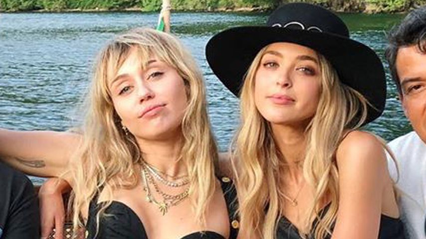 Miley Cyrus (l.) und Kaitlynn Carter am Comer See in Italien