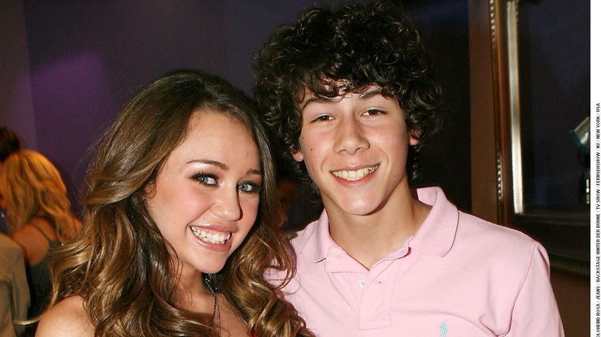 Miley Cyrus und Nick Jonas lache in New York, 2008