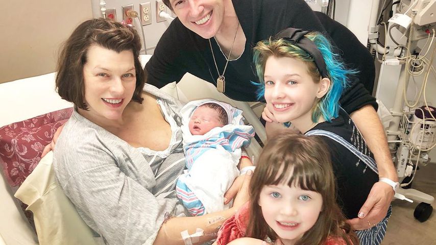 Milla Jovovich mit ihrer Familie