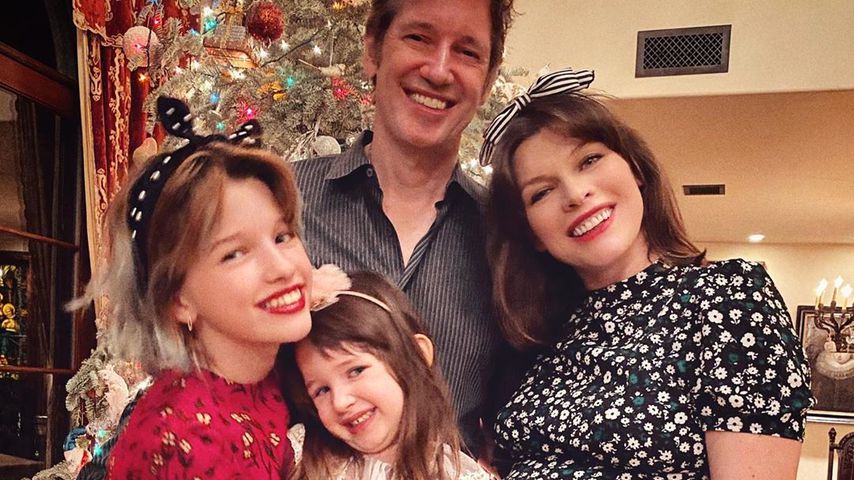 Milla Jovovich mit ihrer Familie zu Weihnachten 2019