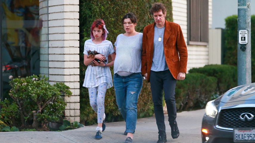 Milla Jovovich mit ihrer Tochter Ever Gabo und ihrem Mann Paul W. S. Anderson