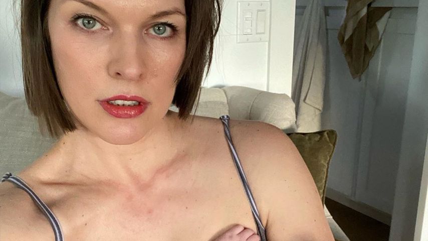 Intimer Moment: Milla Jovovich zeigt sich beim Stillen