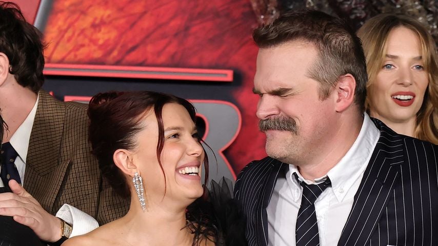 Versöhnt: David Harbour und Millie Bobby Brown umarmen sich