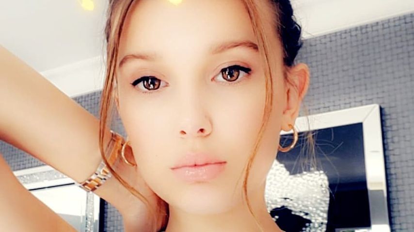Millie Bobby Brown macht ein Selfie
