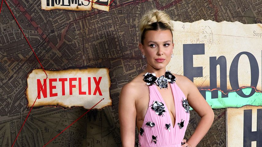 Pretty in Pink: Millie Bobby Brown strahlt auf Filmpremiere