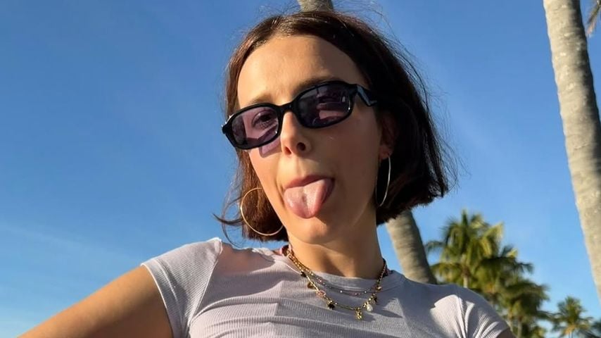 Urlaubsfoto: Millie Bobby Brown zeigt neuen Bob-Haarschnitt