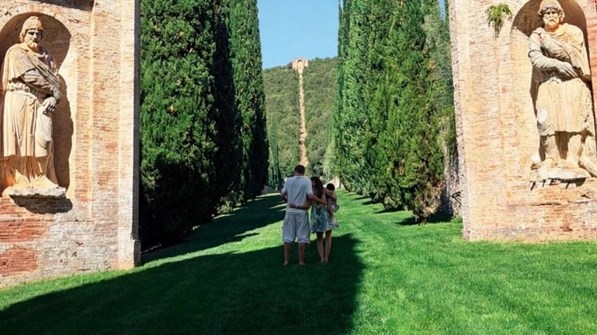 Millie Bobby Brown und Jake Bongiovi mit ihren zwei Kindern