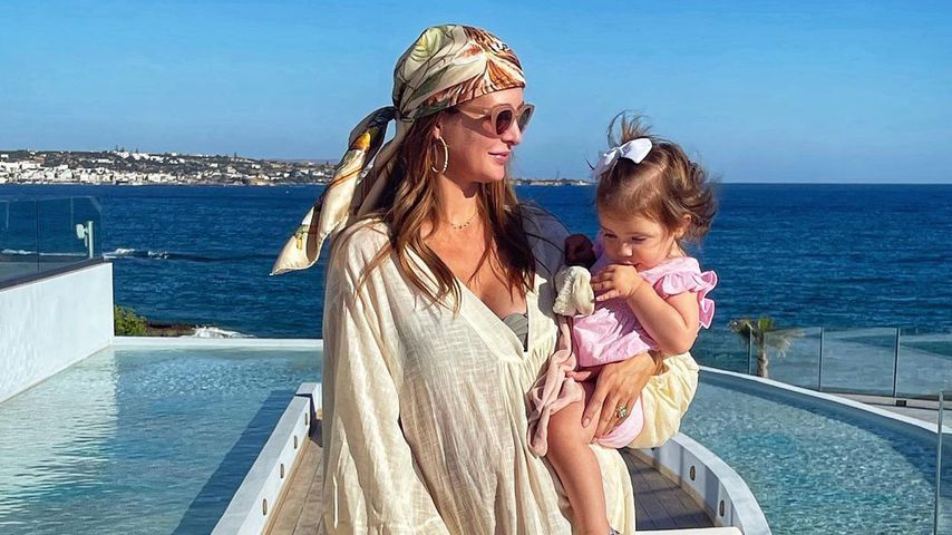 Millie Mackintosh mit ihrer Tochter Sienna Grace im Griechenlandurlaub