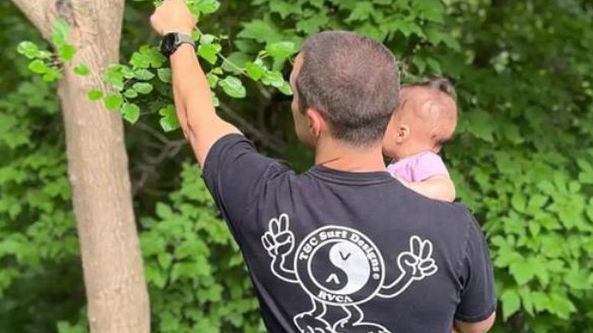 Milo Ventimiglia mit seiner Tochter auf dem Arm , Juli 2025