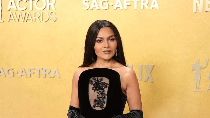 Mindy Kaling bei den 32nd Annual Actor Awards im Shrine Auditorium in Los Angeles