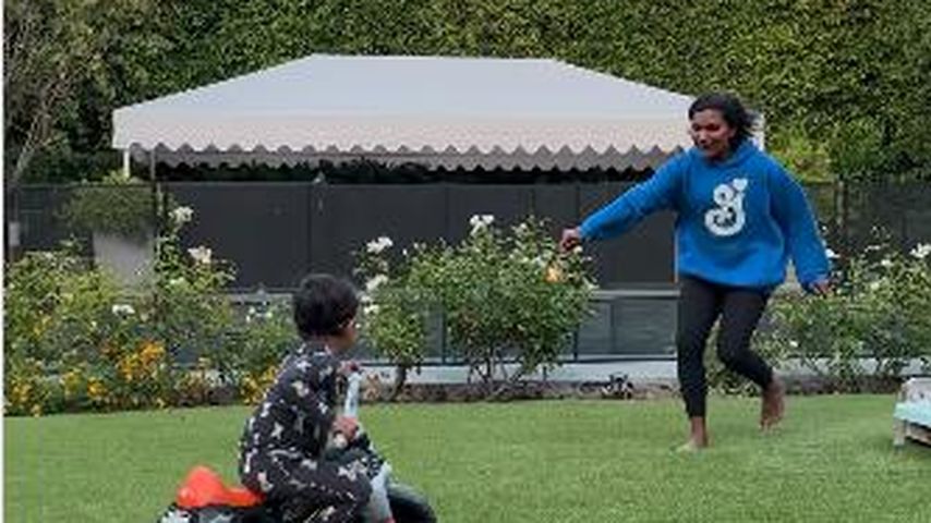 Mindy Kaling und ihr Sohn Spencer im Juli 2023