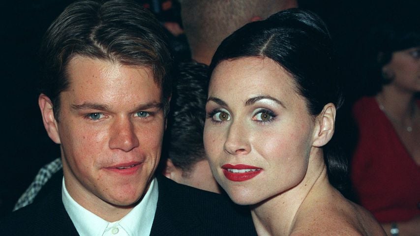 Minnie Driver und Matt Damon posieren bei einem Event am 12. Dezember 1997