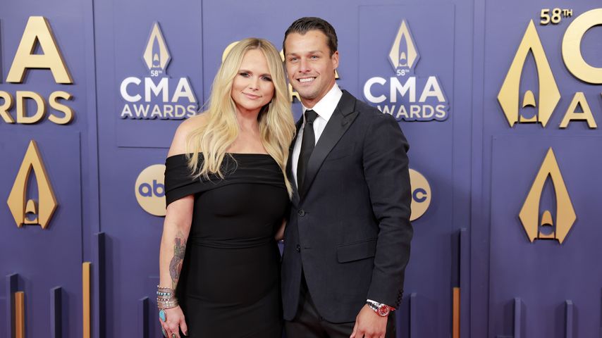 Miranda Lambert kuschelt bei CMAs mit ihrem Ehemann Brendan