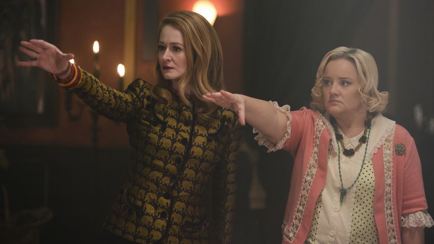 Miranda Otto und Lucy Davis in "Chilling Adventures of Sabrina"