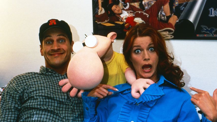 Mirco Nontschew und Esther Schweins mit der Comicfigur "Kleines Arschloch", 1997