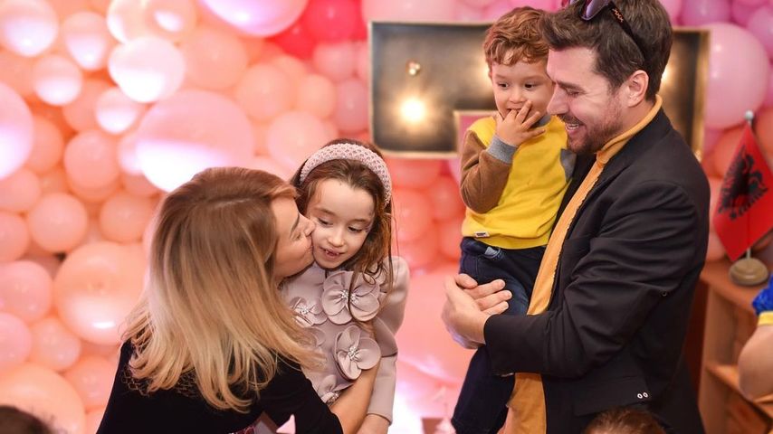 Miriam Cani mit ihrem Mann und ihren Kindern