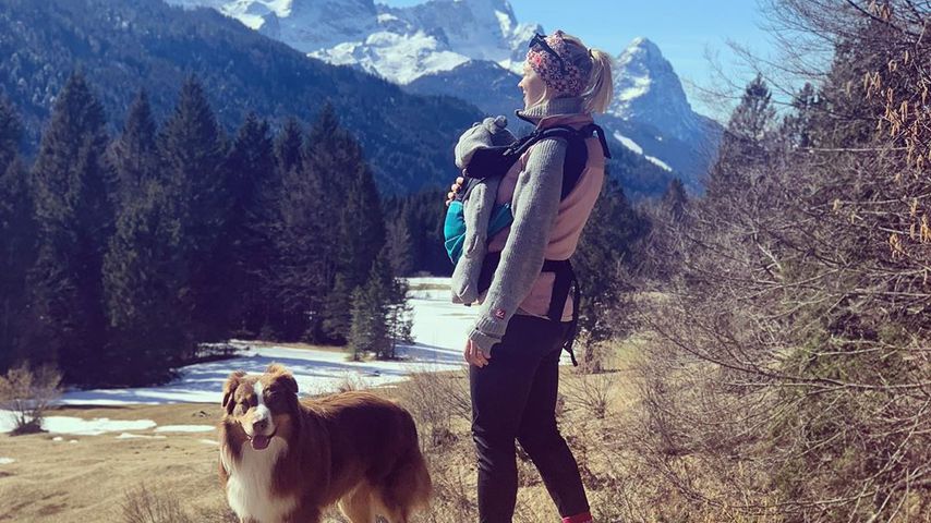 Miriam Neureuther mit ihrem Sohn Leo und dem Hund