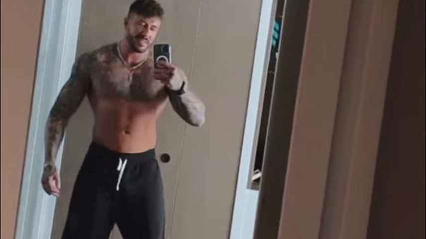 Mischa Mayer in einem Hotelzimmer mit verdächtigem Einbauschrank