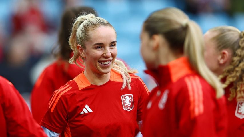 Missy Bo Kearns wärmt sich vor dem WSL-Spiel von Aston Villa im Villa Park auf, 2025