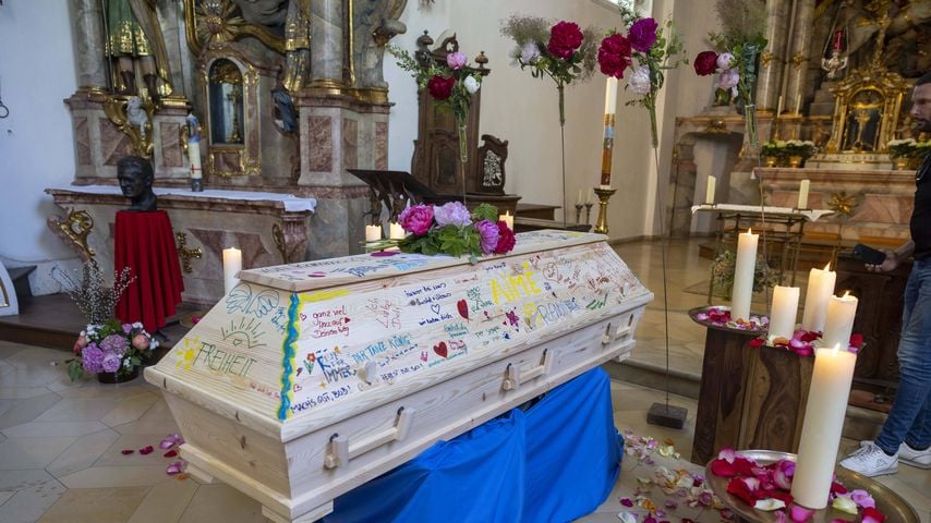 Beerdigung von Remo Aimé Pollert, Sohn von Lara Joy Körner, auf dem Friedhof Bogenhausen in München, Mai 2026