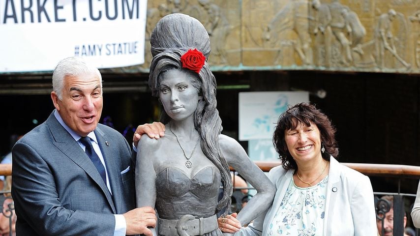 Mitch und Janis Winehouse mit einer Skulptur ihrer Tochter Amy in London