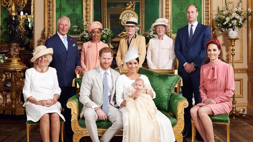 Prinz Harry, Herzogin Meghan und Sohn Archie umringt von Mitgliedern des britischen Königshauses