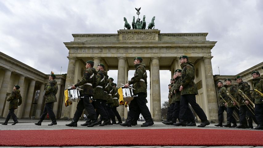 Mitglieder einer deutschen Ehrengarde am Tag des Staatsbesuches von König Charles im März 2023